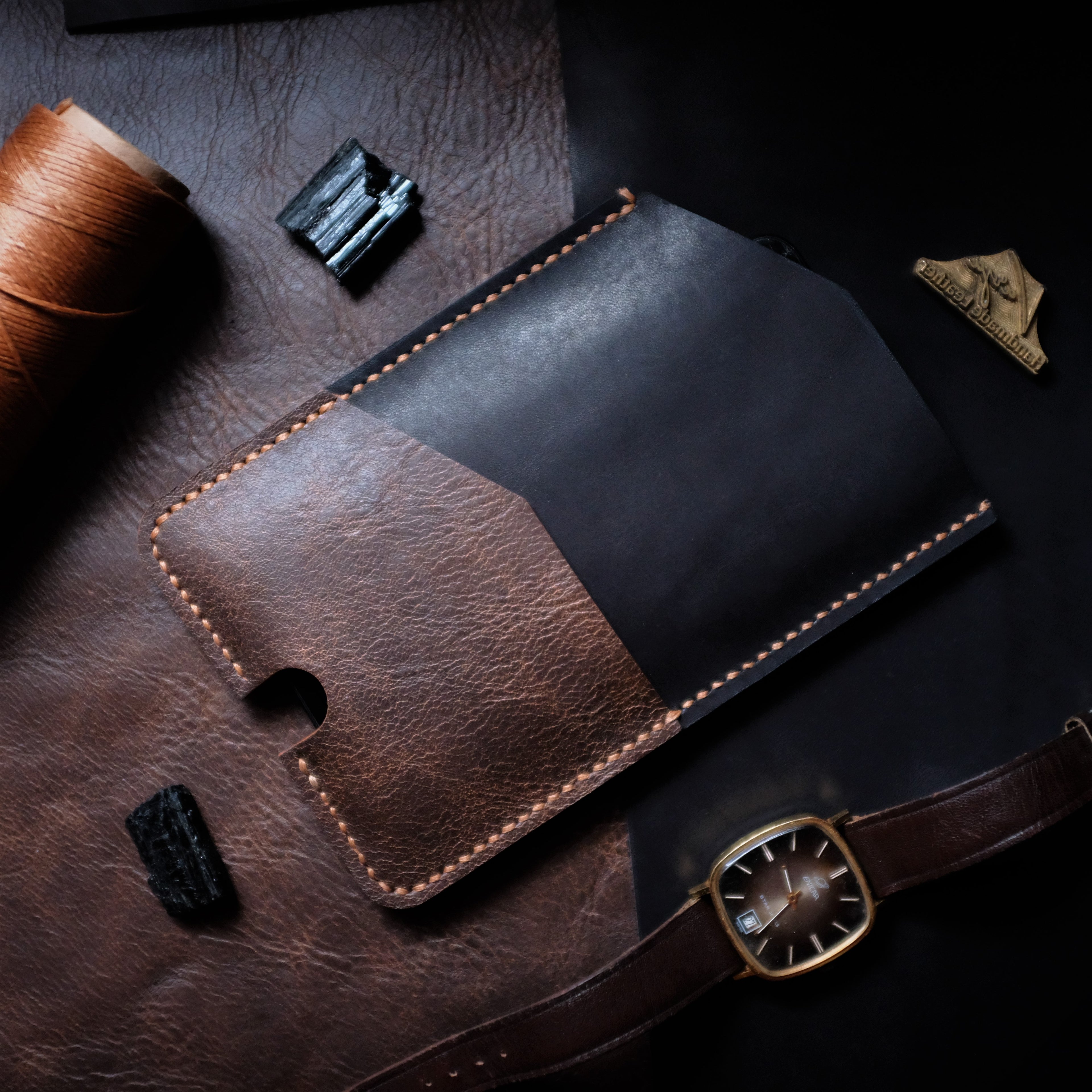 Црно-браон футрола за мобилни телефон