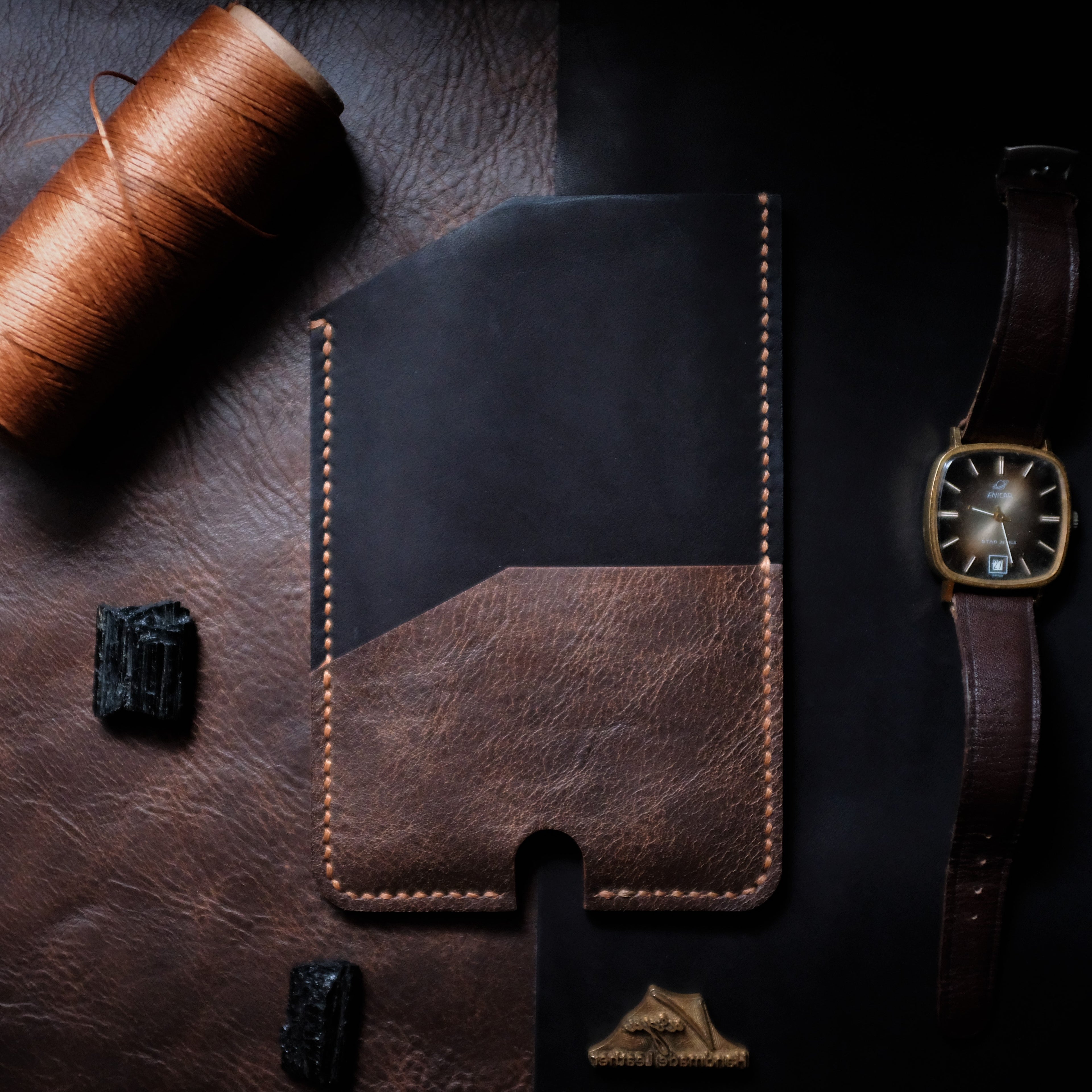 Црно-браон футрола за мобилни телефон