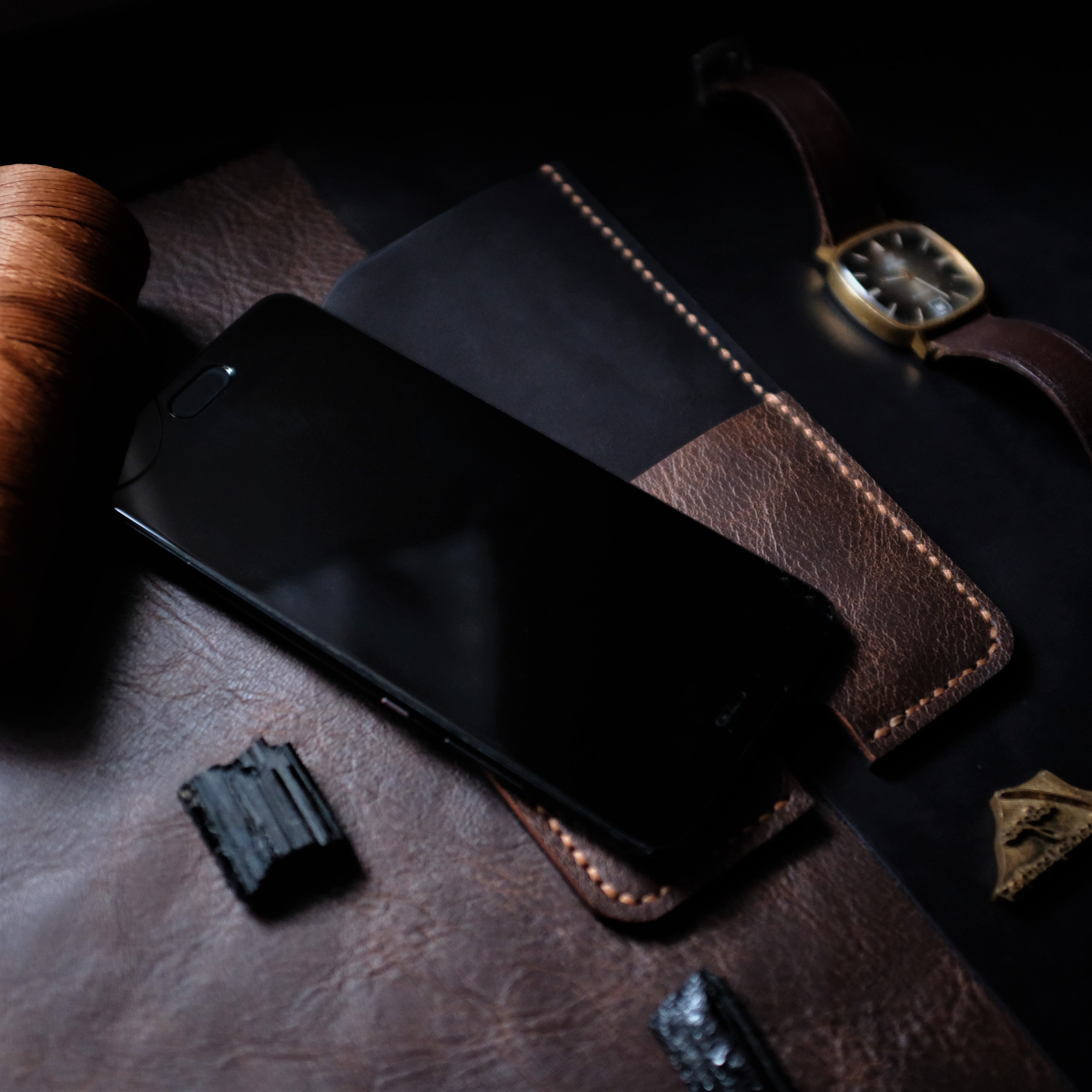 Црно-браон футрола за мобилни телефон