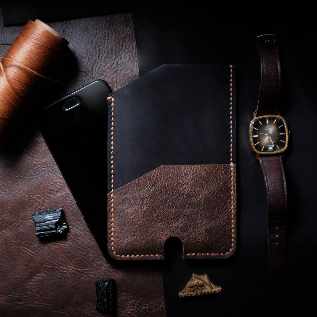 Црно-браон футрола за мобилни телефон