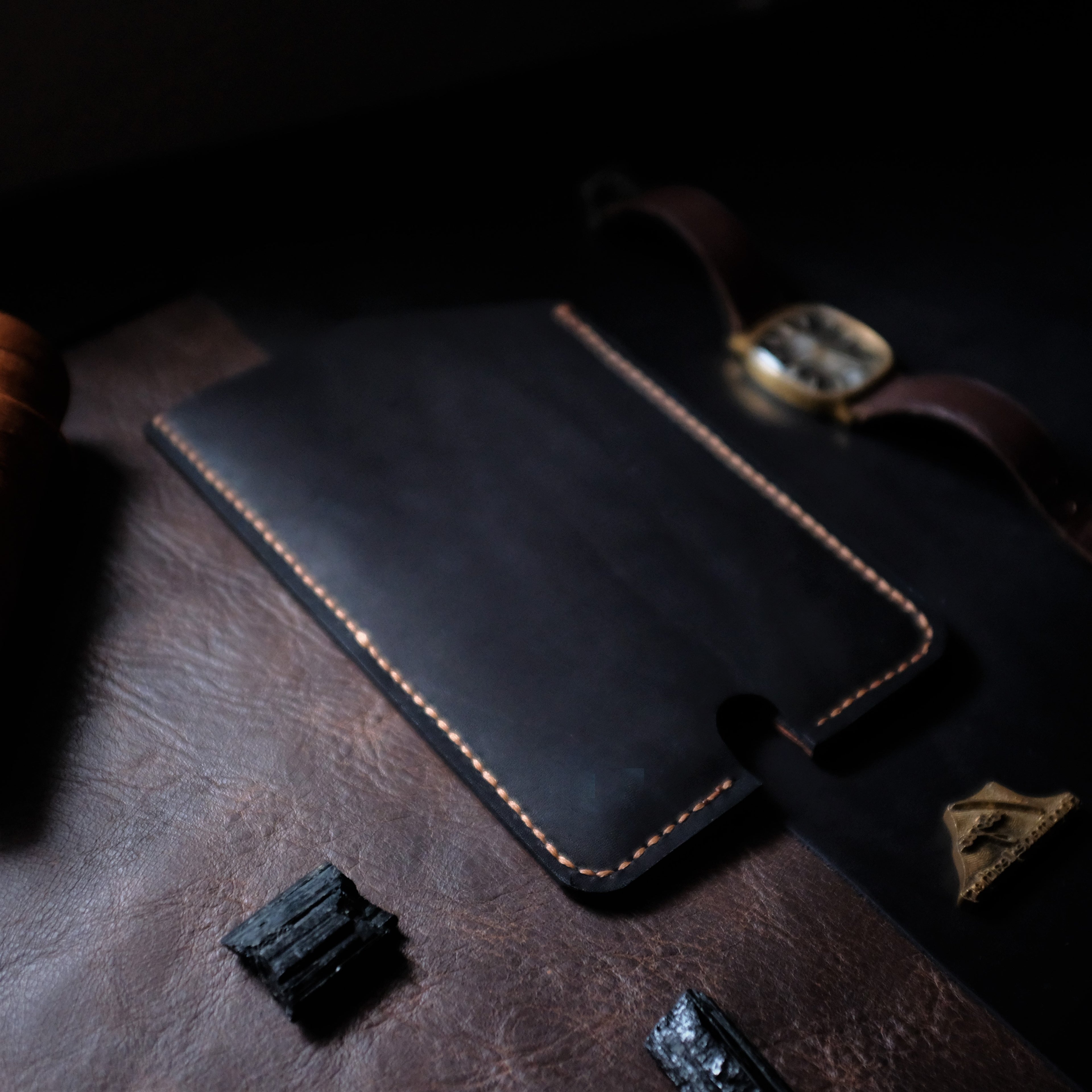 Црно-браон футрола за мобилни телефон