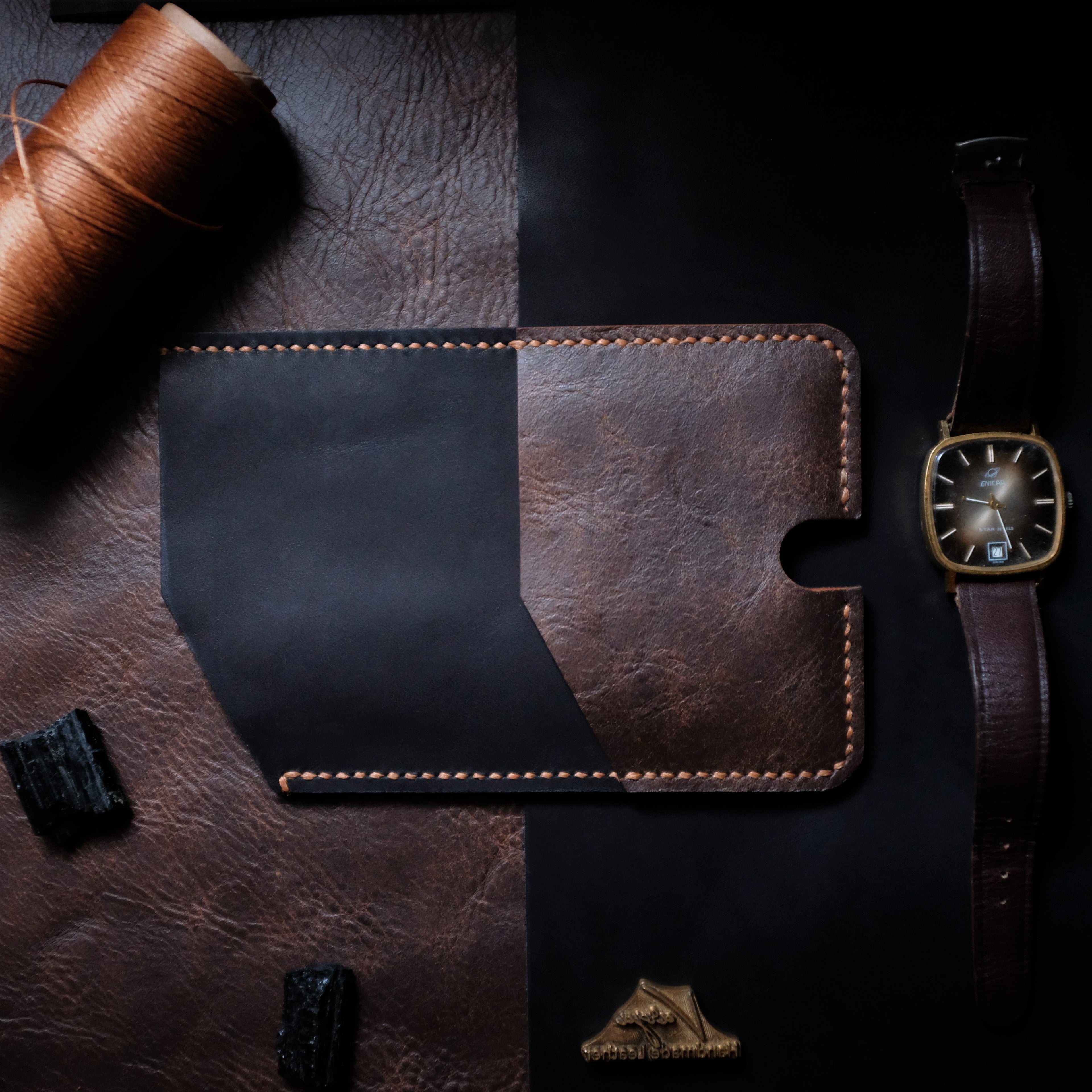 Црно-браон футрола за мобилни телефон