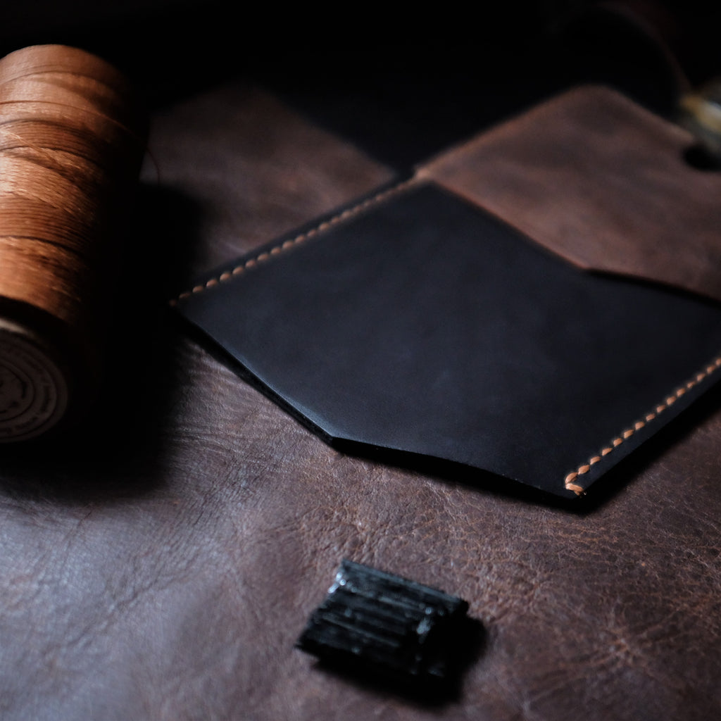 Црно-браон футрола за мобилни телефон