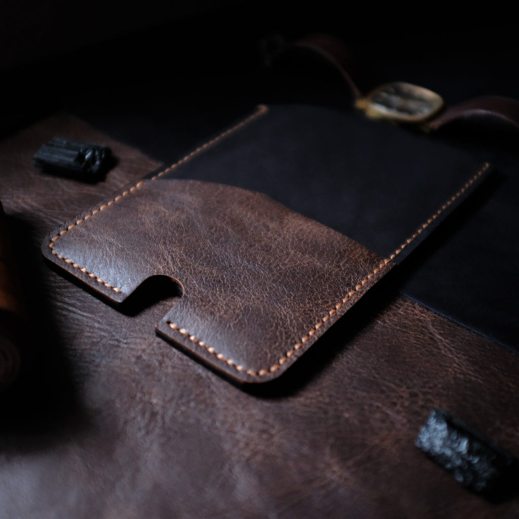 Црно-браон футрола за мобилни телефон
