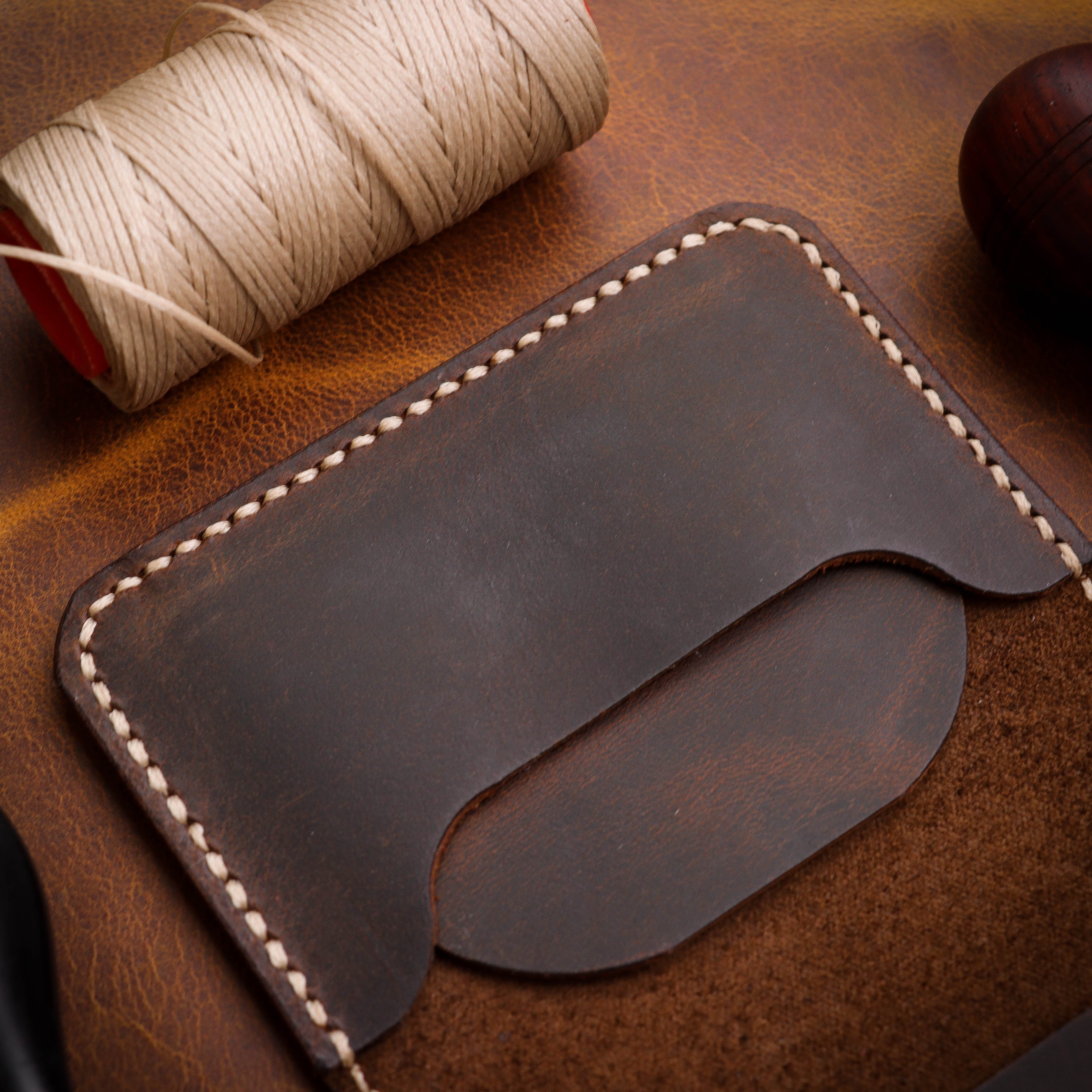 Смеђи новчаник Д2