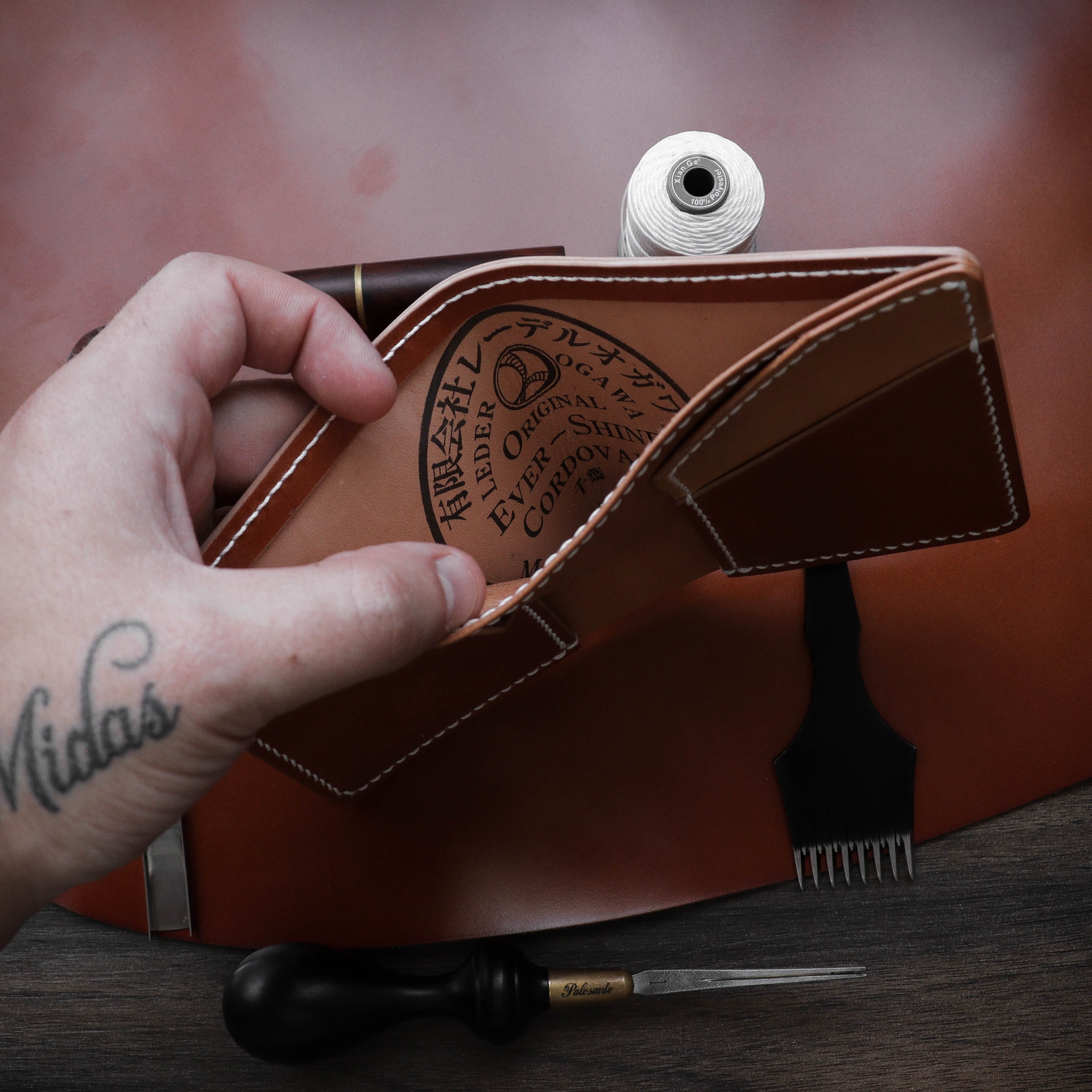 Полушкољкасти кордован новчаник