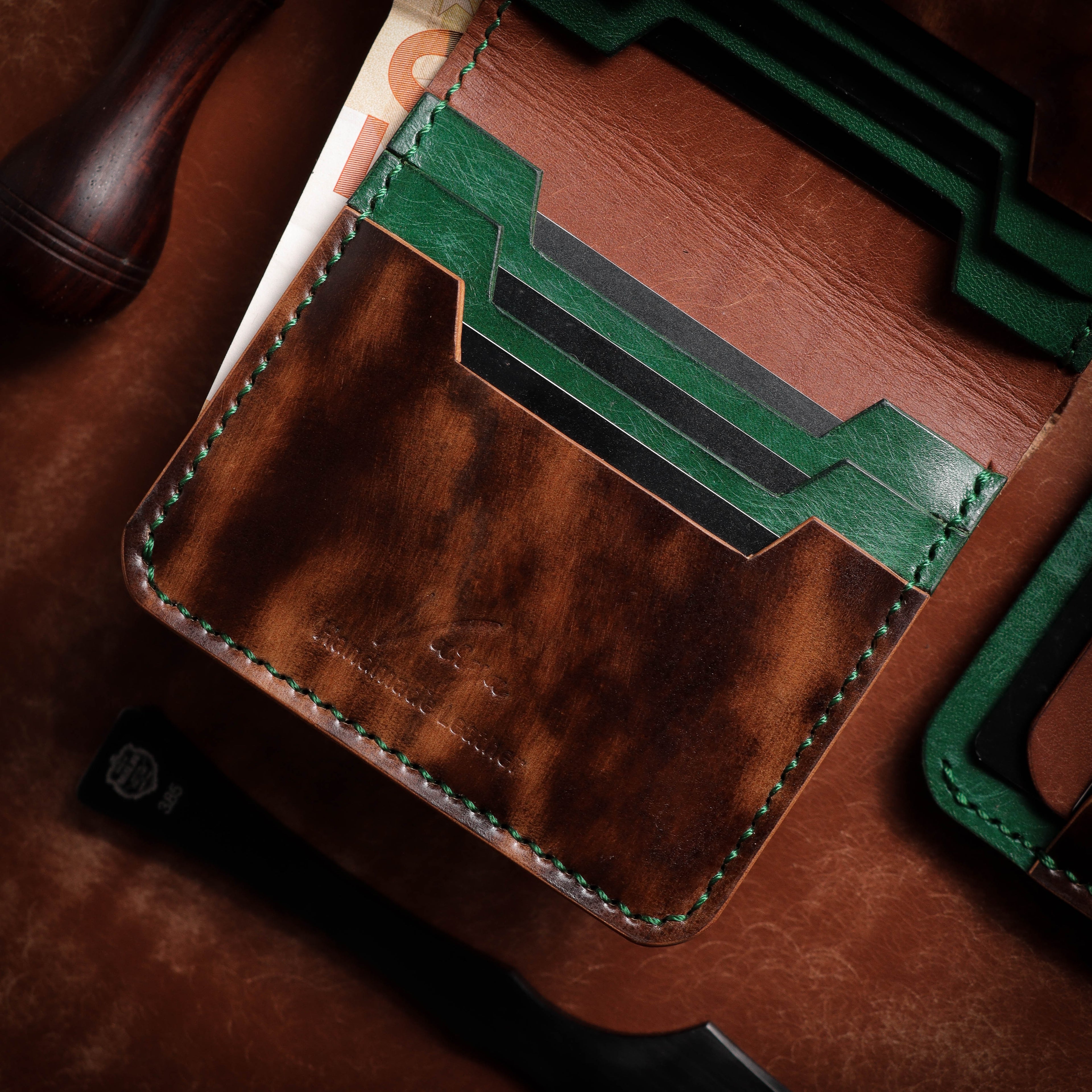 Полушкољкасти кордован новчаник