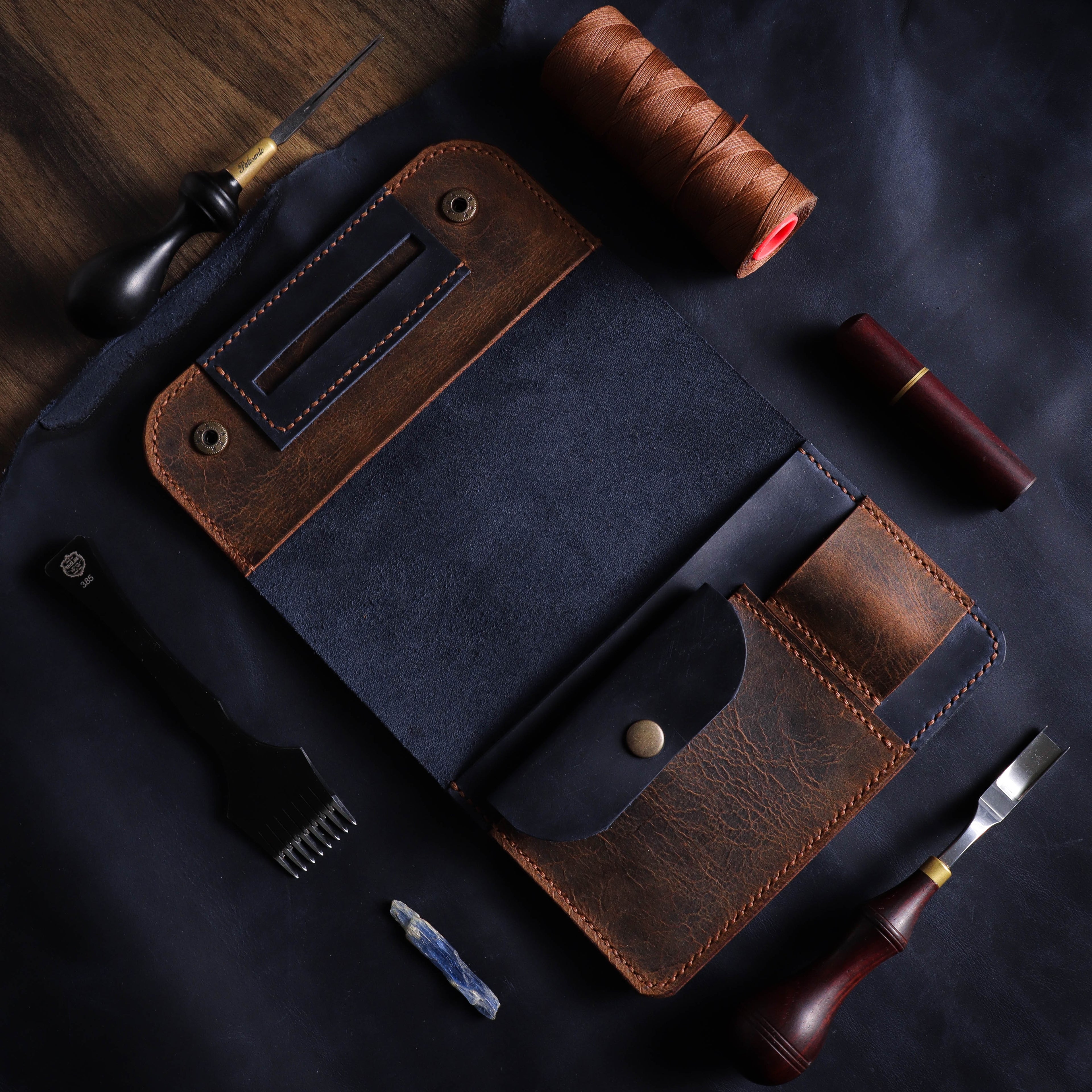 Велика тамноплава и браон кеса за дуван