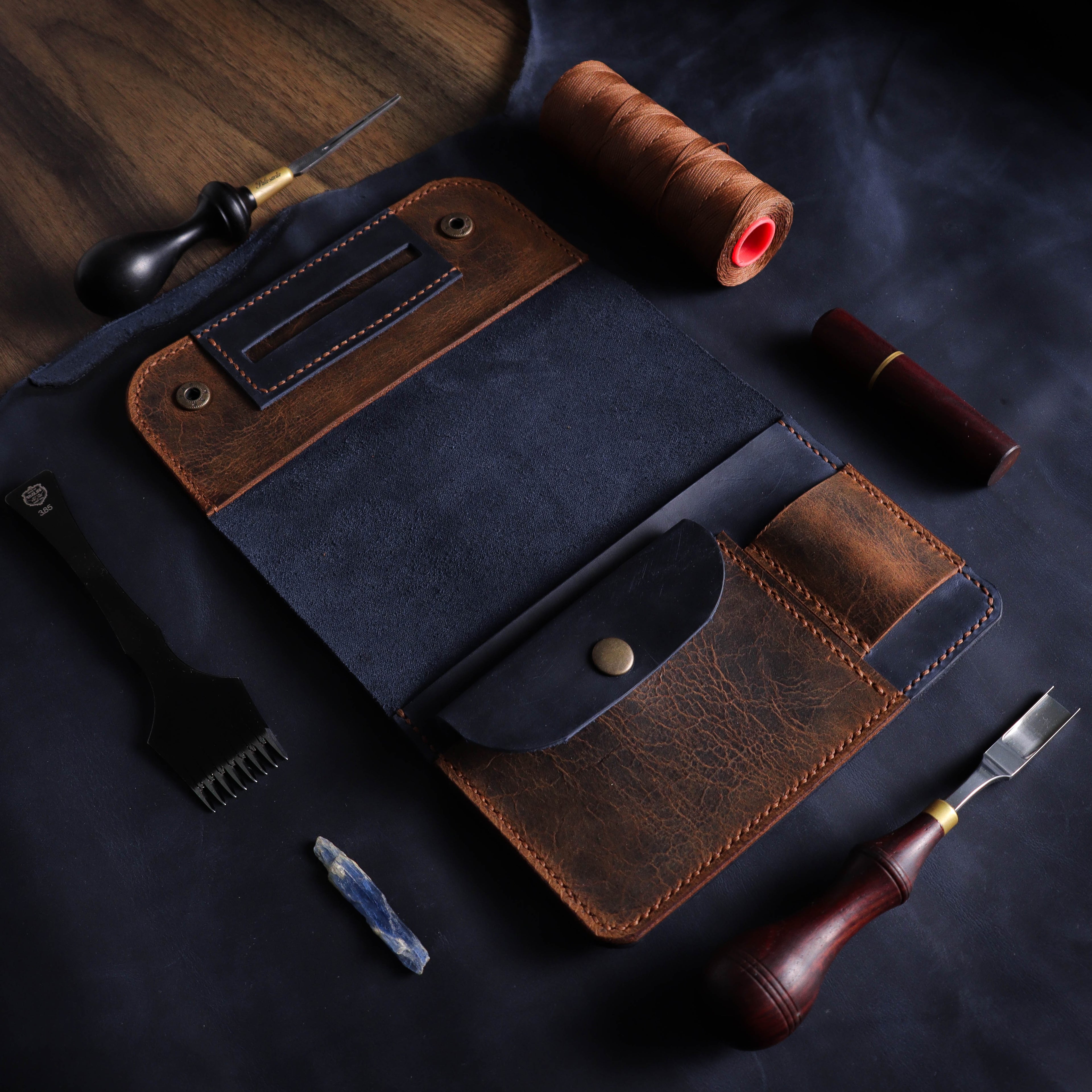 Велика тамноплава и браон кеса за дуван