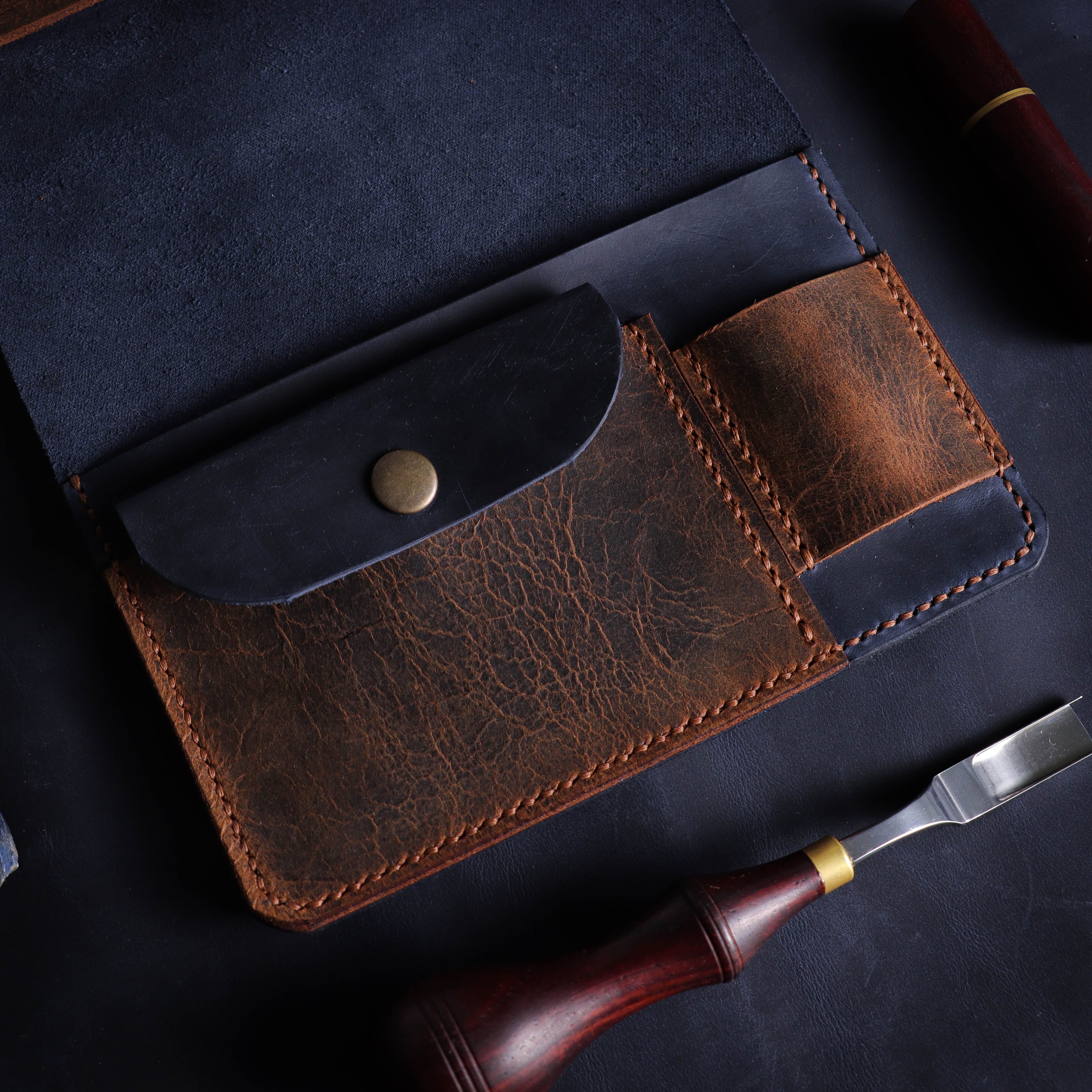 Велика тамноплава и браон кеса за дуван