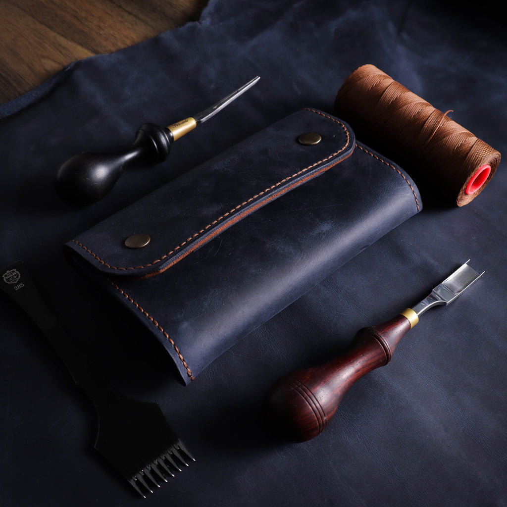 Велика тамноплава и браон кеса за дуван