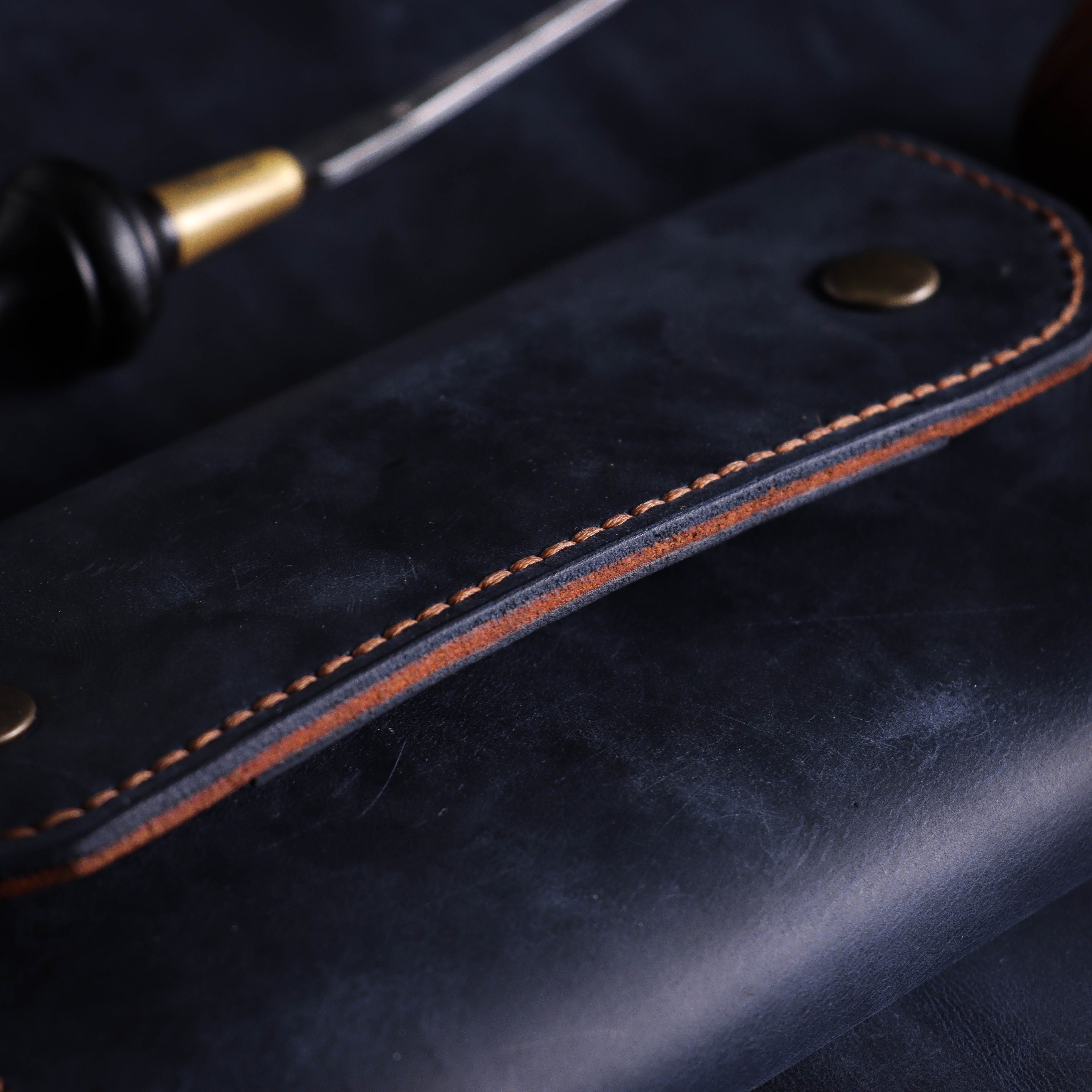 Велика тамноплава и браон кеса за дуван