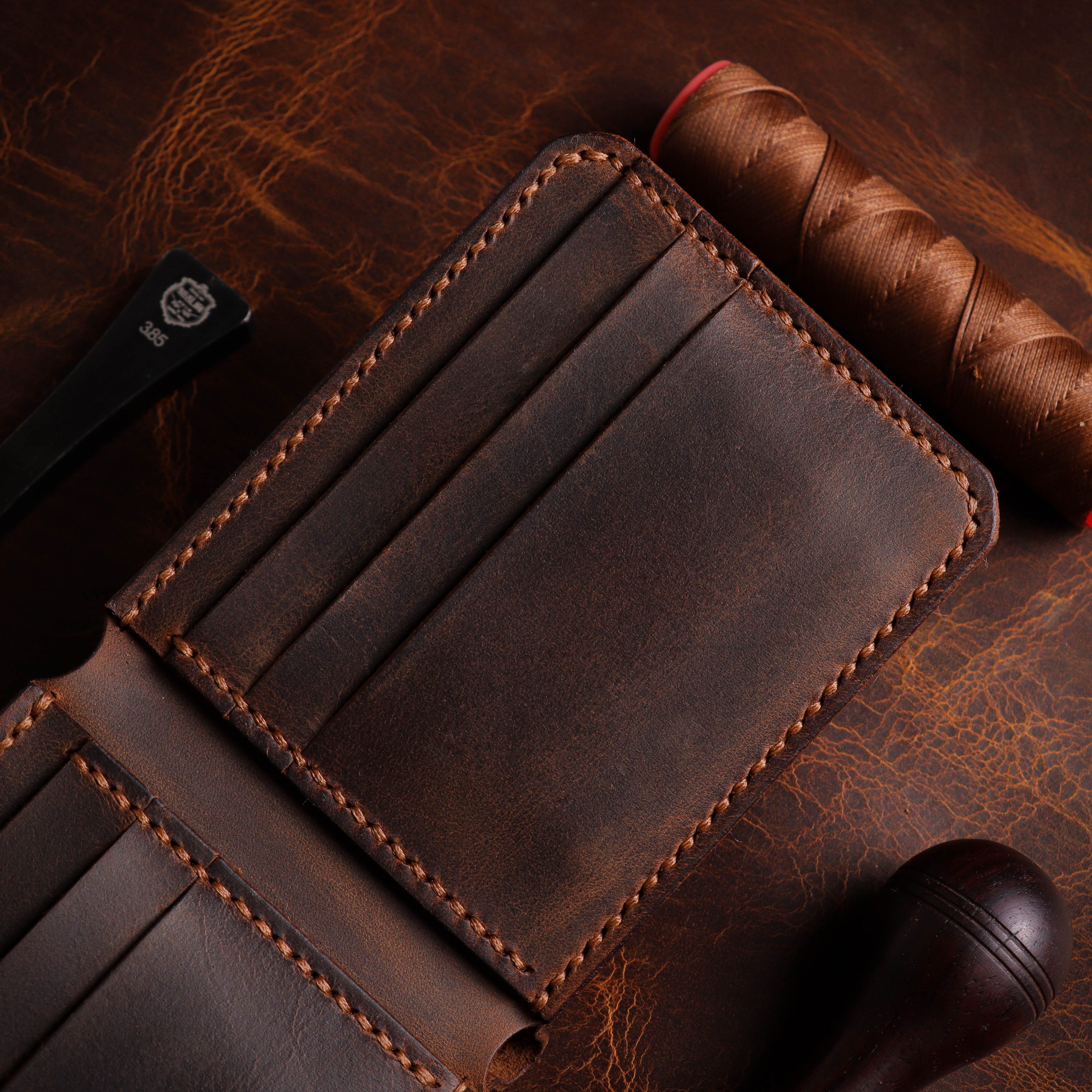 Смеђи новчаник V1