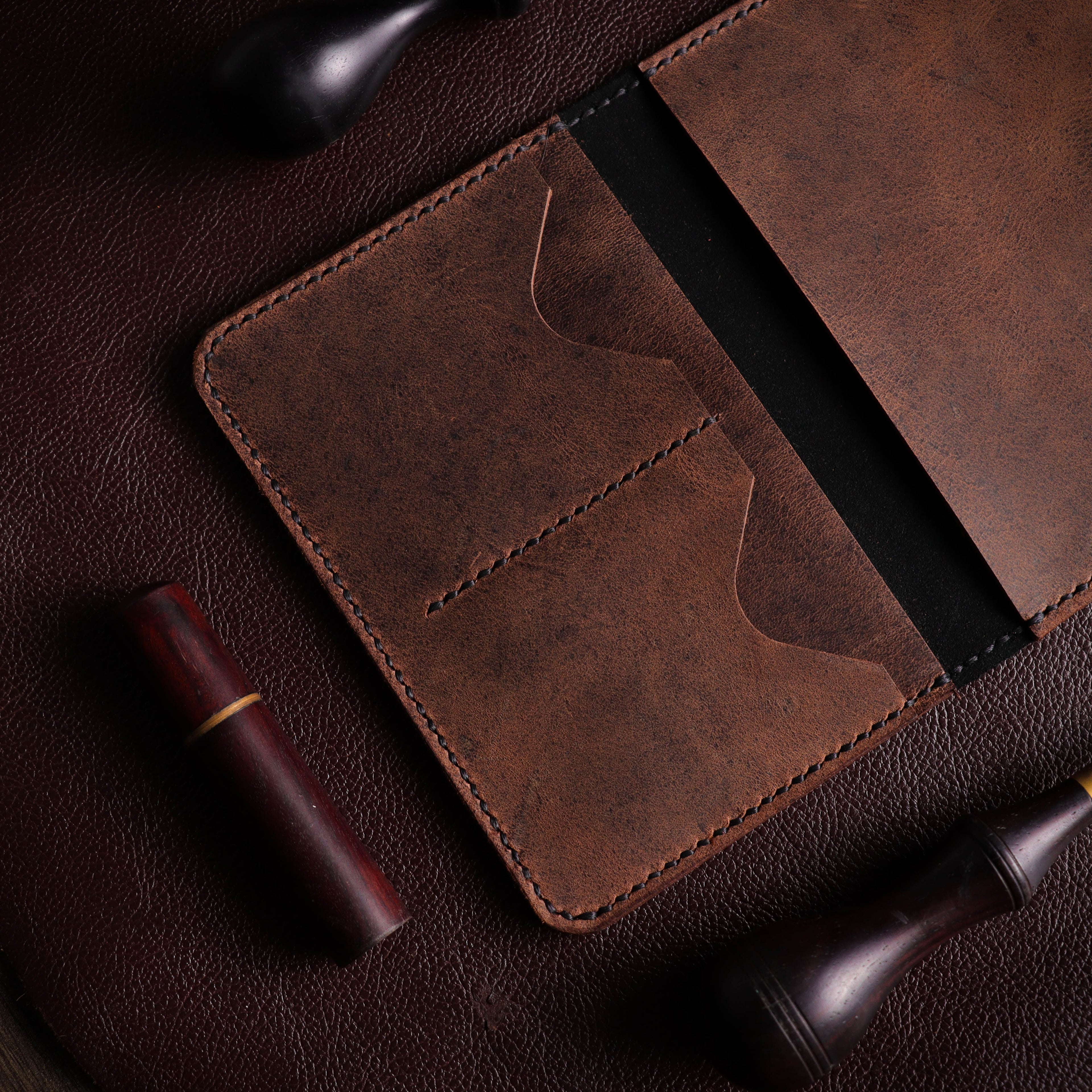 Новчаник за пасош црно-браон