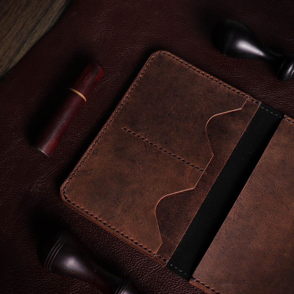 Новчаник за пасош црно-браон